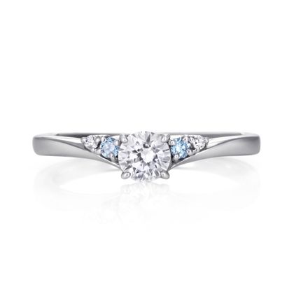 【DIAMOND DOT LAB(ダイアモンド ドット ラボ)】七ノ幸【蒼空】エンゲージリング/ブルーダイヤセッティング　雲ひとつない澄んだ空をイメージしたデザインです。