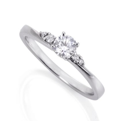 【DIAMOND DOT LAB(ダイアモンド ドット ラボ)】七ノ幸【水天一碧】エンゲージリング/ 水と空とが一続きのなる海をイメージしたデザインです。