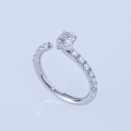 【ENEY(エネイ)】ONE PT900 PEAR 0.5CT HALF ETERNITY RING