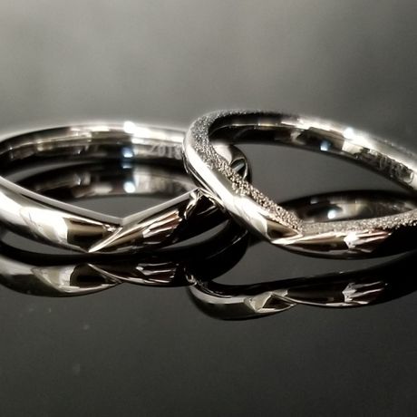 【TANZO.(鍛造指輪)】鍛造製法で鍛え丸みをつけたV字デザインの結婚指輪