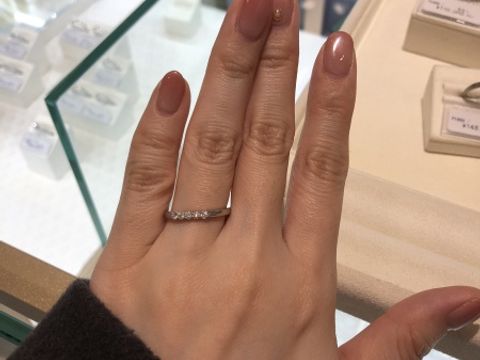 【festaria bijou SOPHIA(フェスタリア ビジュソフィア)の口コミ】 上から見たら普通の5石の指輪ですが、横から見ると繊細な爪で一つ一つの石…