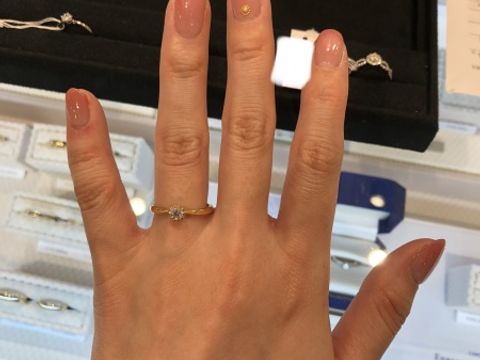 【ヴァンドーム青山(VENDOME AOYAMA)の口コミ】 ゴールドでお花枠のデザインを試着しました。こちらは0.2カラット、VS1、…
