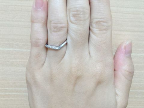 【アイプリモ(I-PRIMO)の口コミ】 全体的にダイヤが散りばめられていますが、独特のV字ラインが派手すぎず、…