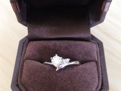 【アイプリモ(I-PRIMO)の口コミ】 指が短めなので、細く長く見えるようV字のデザインを選びました。
「ミラ…