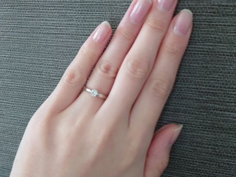 【俄(にわか)の口コミ】 彼が私のイメージに合わせてオーダーしてくれました。
ダイヤの大きさから…