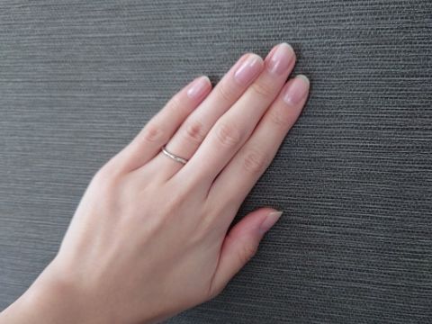 【俄(にわか)の口コミ】 俄の婚約指輪を購入しており、重ね付けを考えて、デザインを選びました。
…