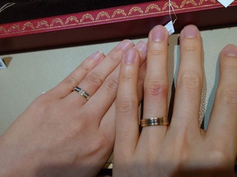 【カルティエ(Cartier)の口コミ】 旦那が惹かれた指輪を試着しました。
3色になっておりました。
結婚指輪で…