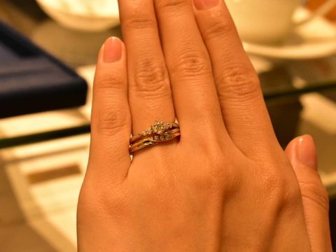 【銀座ダイヤモンドシライシの口コミ】 金とシルバーの2つで構成されていて、どちらの色味もたのしめるところが良…