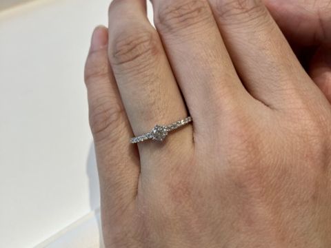 【ROYAL ASSCHER(ロイヤル・アッシャー)の口コミ】 ERA688というデザインを試着しました。センターダイヤの周りのリング上に…