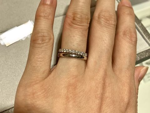 【STAR JEWELRY(スタージュエリー)の口コミ】 小さなダイヤが沢山連なって輝く、エタニティリングです。結婚指輪と重ね…