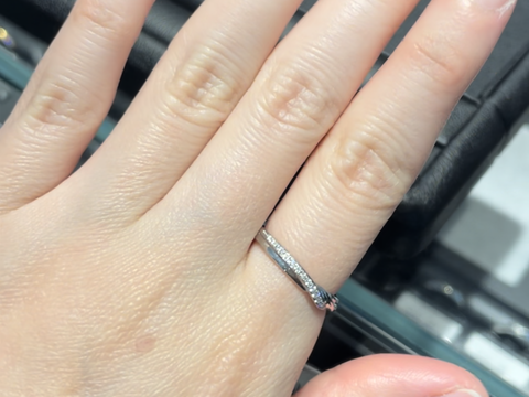 【エクセルコダイヤモンド(EXELCO DIAMOND)の口コミ】 シンプルなデザインの指輪にしか興味がなかったですが、こちらのダイヤモ…