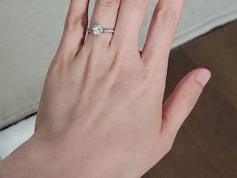 【銀座ダイヤモンドシライシの口コミ】 　婚約指輪のデザインはメインのダイヤモンドの左右にいくつか小さいダイ…
