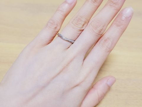 【銀座ダイヤモンドシライシの口コミ】 　結婚指輪にも小さなダイヤモンドが少し付いているのがいいなと思ってい…