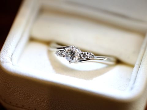 【STAR JEWELRY(スタージュエリー)の口コミ】 色々試着して、最終的にダイヤとウェーブがかったアームが手にしっくりき…