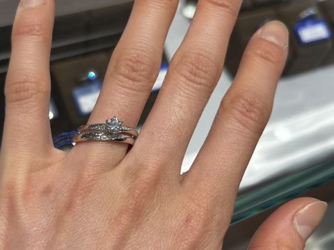 【YUKIZAKI BRIDAL(ユキザキブライダル)の口コミ】 結婚指輪、婚約指輪どちらも斜めのラインが入っていて一緒につけた時のゴ…