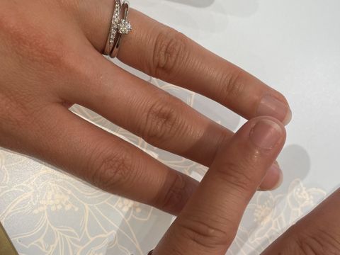 【ヴァンドーム青山(VENDOME AOYAMA)の口コミ】 婚約指輪のデザインはシンプルですが、ストレートラインに中心部が細くな…