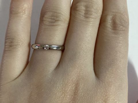 【ヴァンドーム青山(VENDOME AOYAMA)の口コミ】 一粒ダイヤが留めるタイプではなく埋め込みなので、指輪の枠いっぱいにダ…
