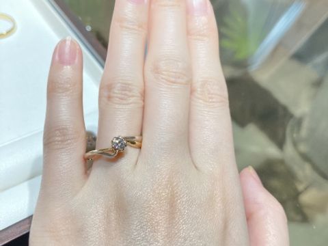 【杢目金屋(もくめがねや)の口コミ】 桜の花一輪をイメージしたデザインのため、どこの角度から見ても手元で桜…