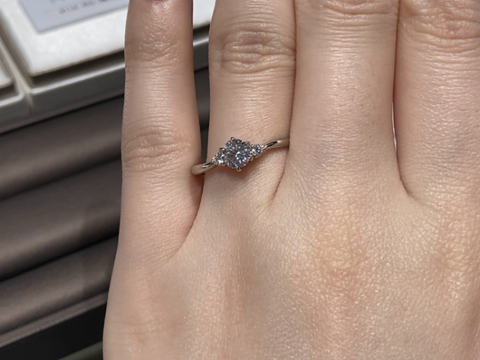 【アイプリモ(I-PRIMO)の口コミ】 一粒ダイヤだけでなく周りのメレダイヤが二つずつついているため、一粒ダ…