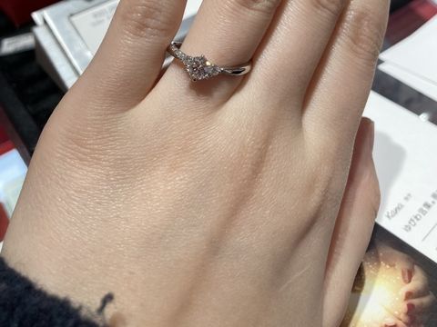 【AFFLUX(アフラックス)の口コミ】 左から右に流れ星のようにメレダイヤが流れており、一粒ダイヤの周りに少…