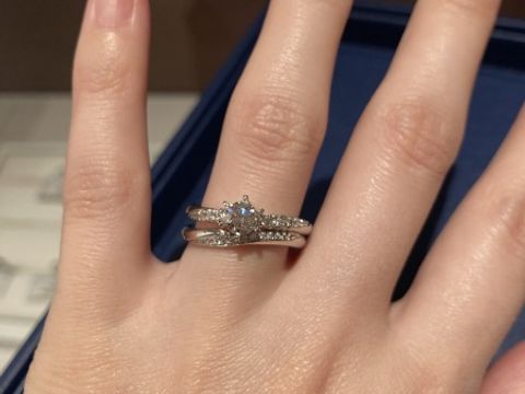 【銀座ダイヤモンドシライシの口コミ】 今流行りの細い指輪で、婚約指輪と結婚指輪の太さも同じため、バランスも…