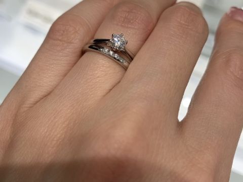 【4℃ BRIDAL(ヨンドシーブライダル)の口コミ】 先に購入していた婚約指輪がシンプルなので、同じくシンプルなストレート…