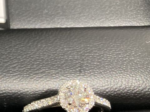 【ラザール ダイヤモンド(LAZARE DIAMOND)の口コミ】 ラザールダイヤモンドといえばダイヤの品質が最高級と伺っていたため、ダ…