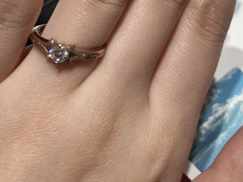 【AFFLUX(アフラックス)の口コミ】 デザインにこだわった指輪です。バージンロード先ににあるステンドグラス…