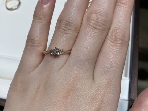 【杢目金屋(もくめがねや)の口コミ】 「桜心」というネーミングにピッタリの指輪です。ダイヤモンドも桜の形で…