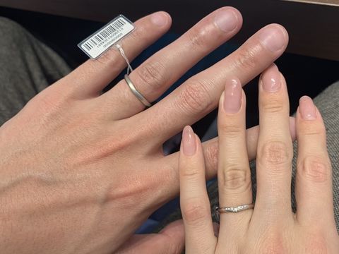 【銀座ダイヤモンドシライシの口コミ】 シンプルなストレートラインを探していましたが、シンメトリーなV字デザイ…