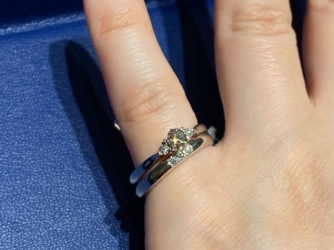 【銀座ダイヤモンドシライシの口コミ】 ブーケロココはサイドにも石のついた3石タイプ♪シンプルだけどしっかり主…