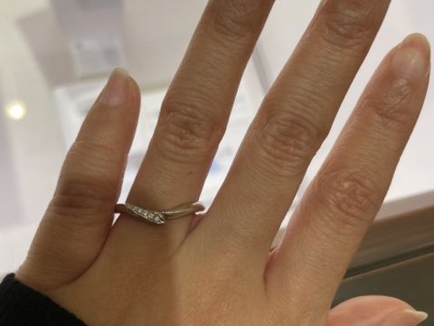 【俄(にわか)の口コミ】 コンセプトどおり、ひとひらの花びらをメレダイアモンドで表現されており…