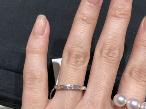 【ヴァンドーム青山(VENDOME AOYAMA)の口コミ】 バゲットカットのハーフエタニティを探して試着しに行きました。
バゲット…