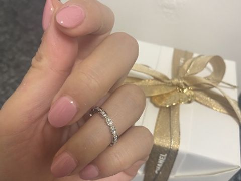 【シャネル(CHANEL)の口コミ】 元からシャネルが好きで、時計も同じデザインのものを持っていました。一…