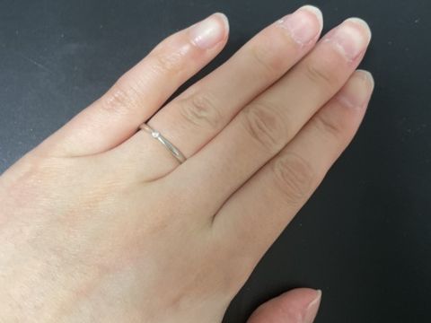 【サマンサティアラブライダル(Samantha Tiara Bridal)の口コミ】 ダイヤが一つ埋め込まれており、角度が変わると反射してキラキラと綺麗に…