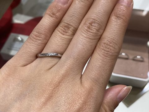 【TRECENTI(トレセンテ)の口コミ】 形はウェーブでダイヤが斜めに入っているものを探すのに何件も回りました…