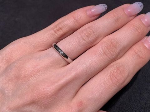 【ティファニー(Tiffany & Co.)の口コミ】 シンプルですが、結婚指輪には最適なシンプルさで気に入りました。価格も1…