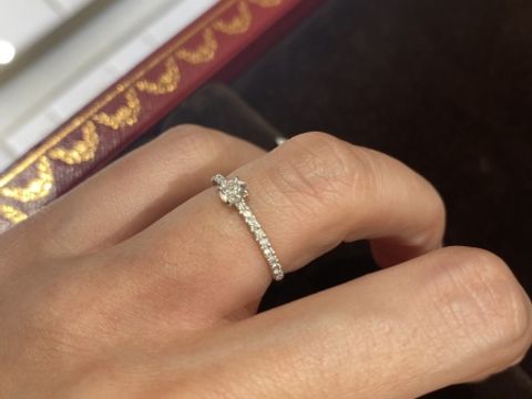【カルティエ(Cartier)の口コミ】 強調しすぎない一粒ダイヤが可愛らしく、周りのダイヤもフルエタニティで…