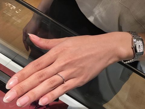 【ラザール ダイヤモンド【取扱店販売】の口コミ】 ダイヤモンドがたくさん付いており、婚約指輪と重ね付けした際にゴージャ…