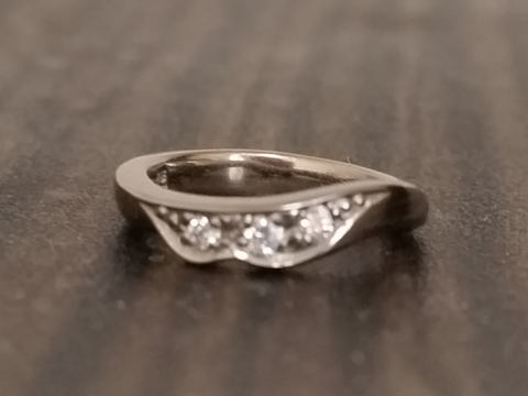 【俄(にわか)の口コミ】 控えめな華やかさで可愛いデザインに惹かれました。俄は指輪ひとつひとつ…