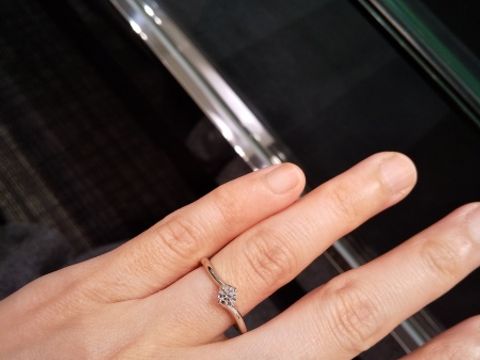 【ラザール ダイヤモンド(LAZARE DIAMOND)の口コミ】 華奢な指輪が好みなのと、スッキリと洗練された雰囲気だったので選びまし…