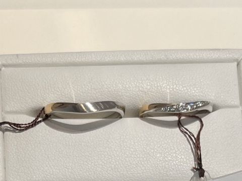 【JEWELRY STUDIO Advance(ジュエリースタジオアドバンス)の口コミ】 緩やかなV字のデザインに半分がゴールドになっています。斜めに入ったダイ…