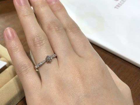 【TRECENTI(トレセンテ)の口コミ】 ダイヤがめいいっぱいに輝きがあり、真ん中のダイヤを引き立てるように真…