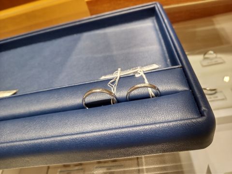 【銀座ダイヤモンドシライシの口コミ】 仕事柄シンプルなものを希望していたので、いつくか候補を持ってきていた…