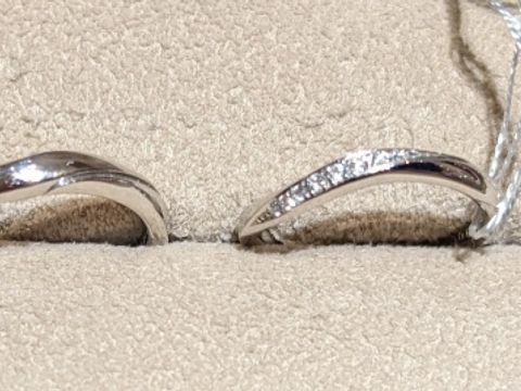 【TRECENTI(トレセンテ)の口コミ】 形は、ウェーブの結婚指輪です。指輪の太さは、他のブランドより太めだと…