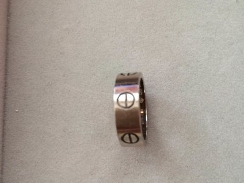 【カルティエ(Cartier)の口コミ】 結婚指輪にはぴったりだと思い試着しました。重厚感があり、デザインもと…
