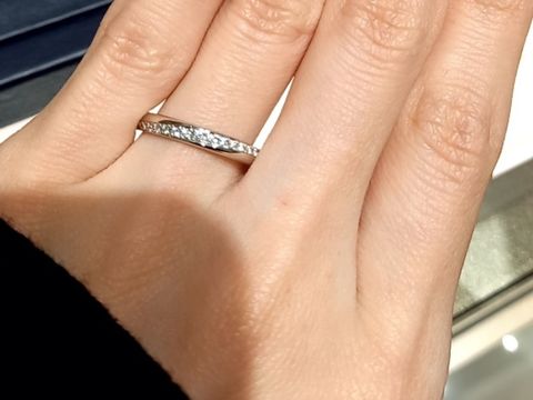【ROYAL ASSCHER(ロイヤル・アッシャー)の口コミ】 ストレートの指輪にウェーブ状にダイヤが施されてるデザインです。ダイヤ…