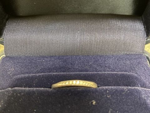 【銀座ダイヤモンドシライシの口コミ】 デザインはシンプルで可愛いもののにしました。
婚約指輪は真ん中にダイヤ…