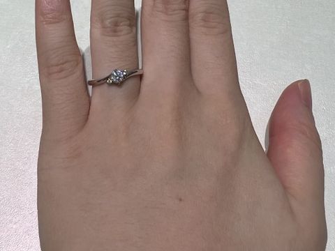 【MILK&Strawberry(ミルクアンドストロベリー)の口コミ】 ピンクダイヤが付いている指輪を探していました。ダイヤモンドの両端につ…