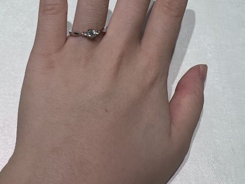 【MILK&Strawberry(ミルクアンドストロベリー)の口コミ】 ピンクダイヤが付いている指輪を探していました。ダイヤモンドの隣の小さ…